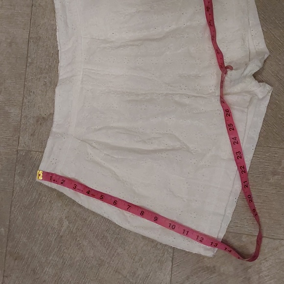 Altar'd State White Cotton Eyelet Pleated Womens Shorts Size L - Picture 5 of 10